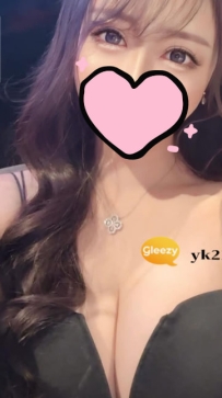 💼『琉璃 ｜163cm・E杯・24歲』· 外表知性，內在卻意外主動火熱 · 喜歡穿絲襪和眼鏡